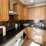 City Gem - Central & Stylish 1 Bed Daire *