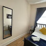 City Gem - Central & Stylish 1 Bed Daire *